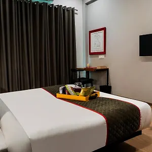 Super Townhouse Galleria Market Near Golf Course Road Hotel